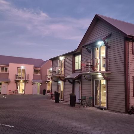 The Mews Oamaru Motel Buitenkant foto