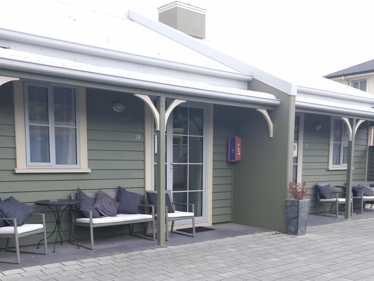 The Mews Oamaru Motel Buitenkant foto