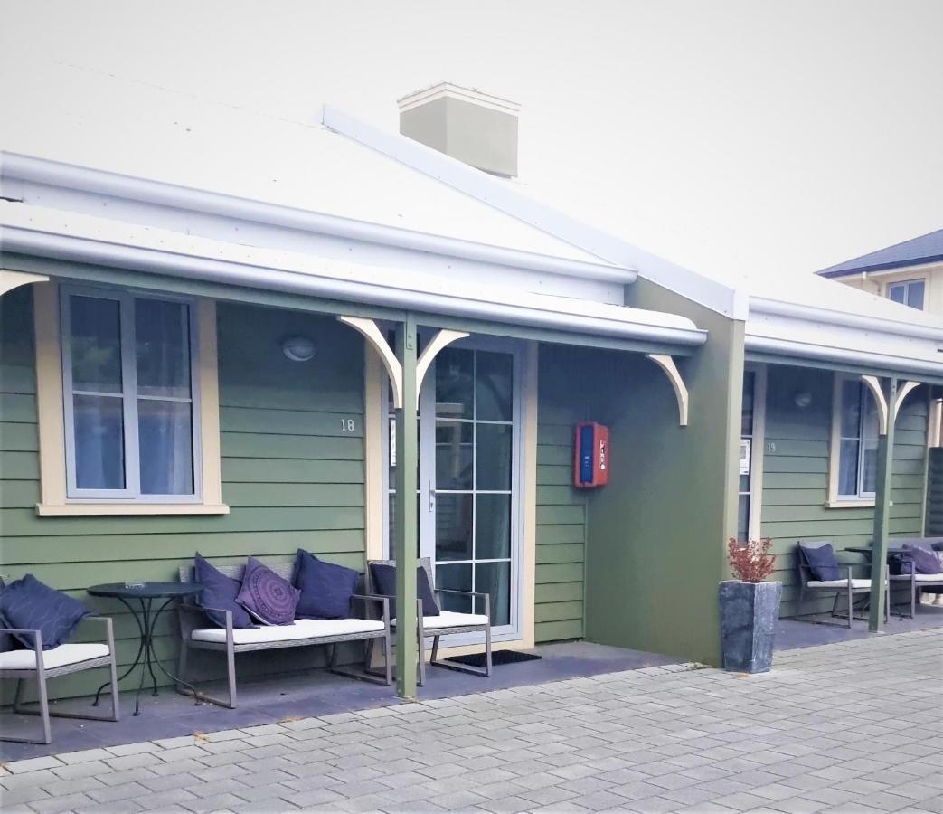 The Mews Oamaru Motel Buitenkant foto