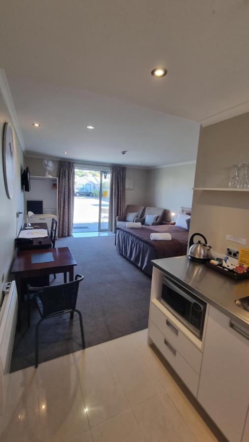 The Mews Oamaru Motel Buitenkant foto