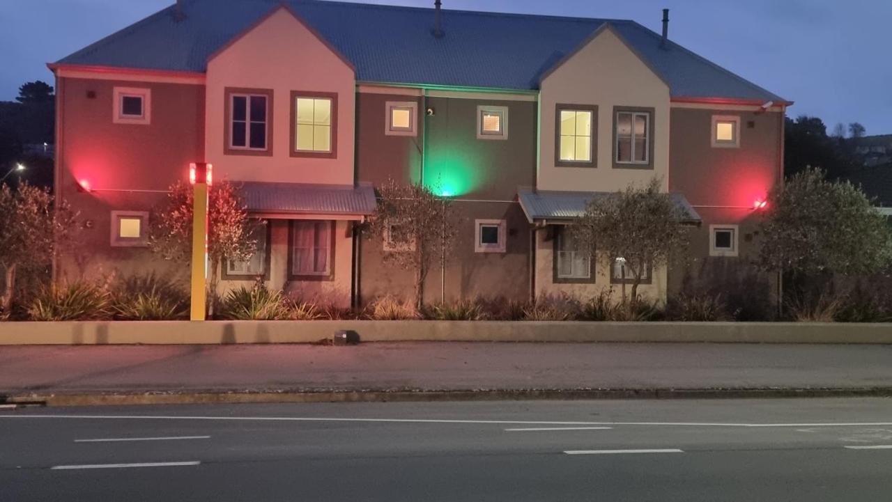 The Mews Oamaru Motel Buitenkant foto