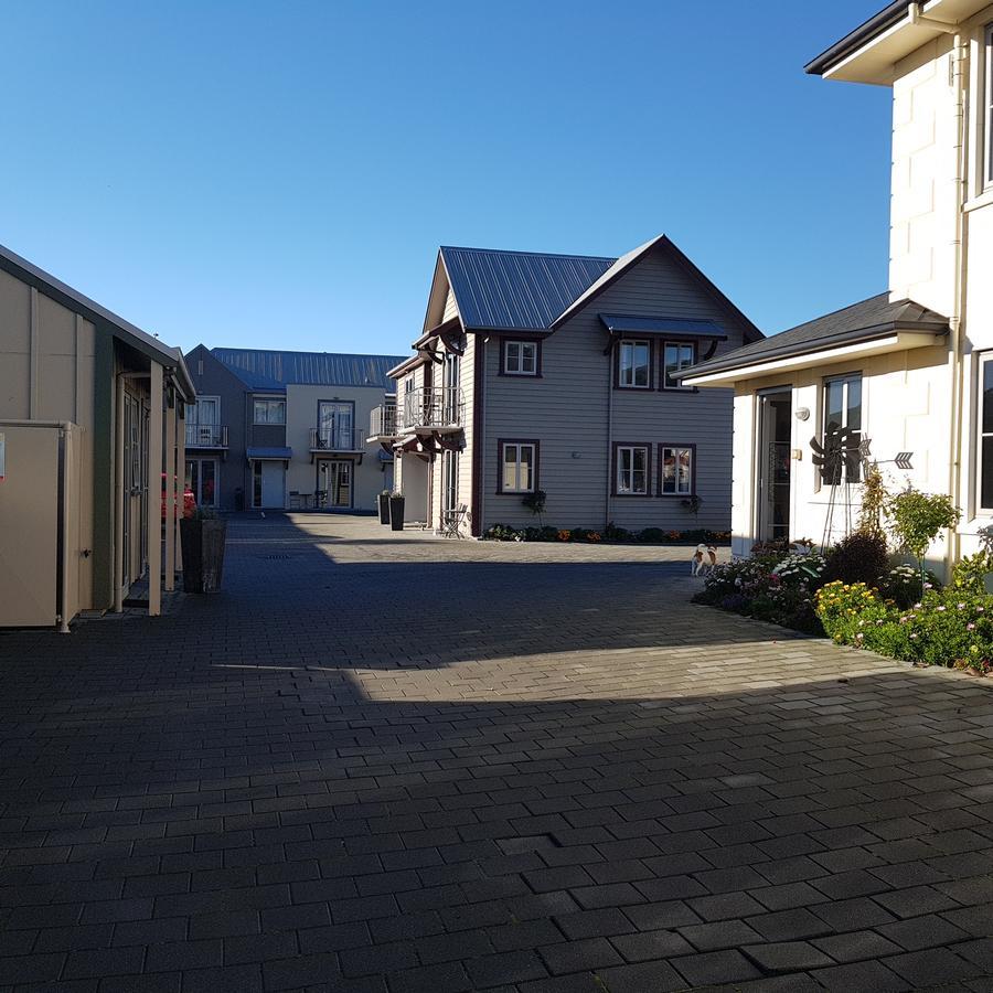 The Mews Oamaru Motel Buitenkant foto